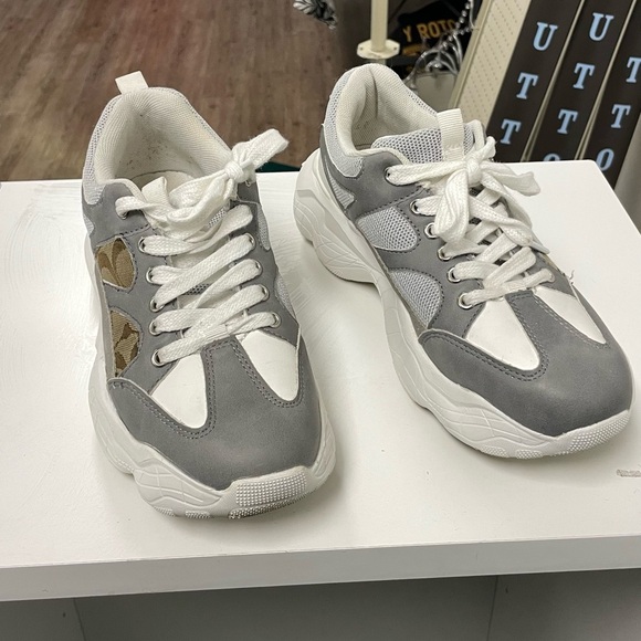 Chunky white sneakers with Coach pieces - Picture 7 of 9